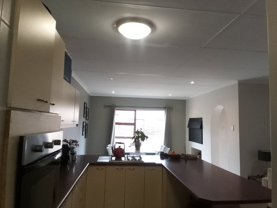 To Let 3 Bedroom Property for Rent in Loerie Park Western Cape